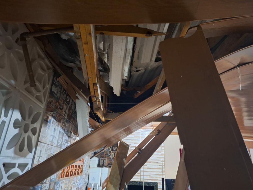 Paraquedista cai sobre telhado de casa em Beltrão