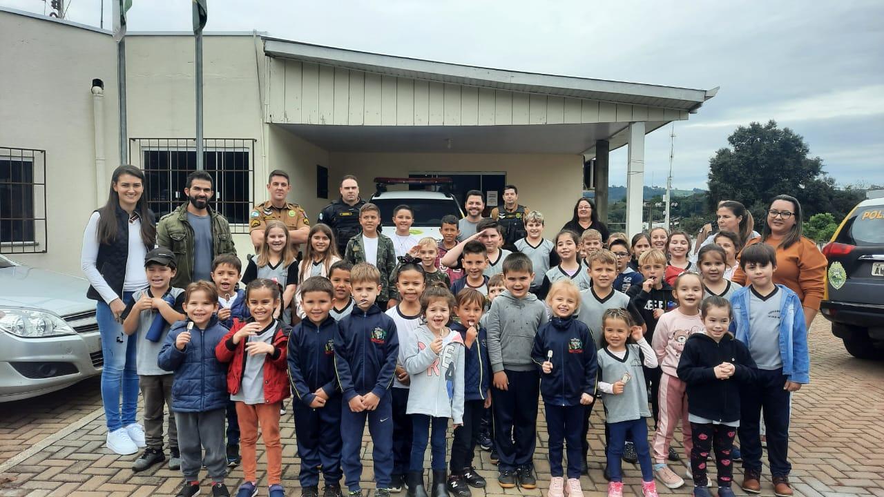 Destacamento da Polícia Militar de São Jorge D'Oeste é visitado por alunos