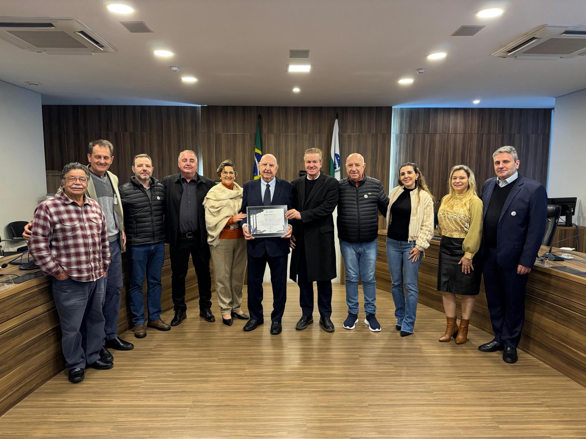 Deputado Luis Corti presta homenagem ao empresário Gilberto Bocchi na Assembleia Legislativa
