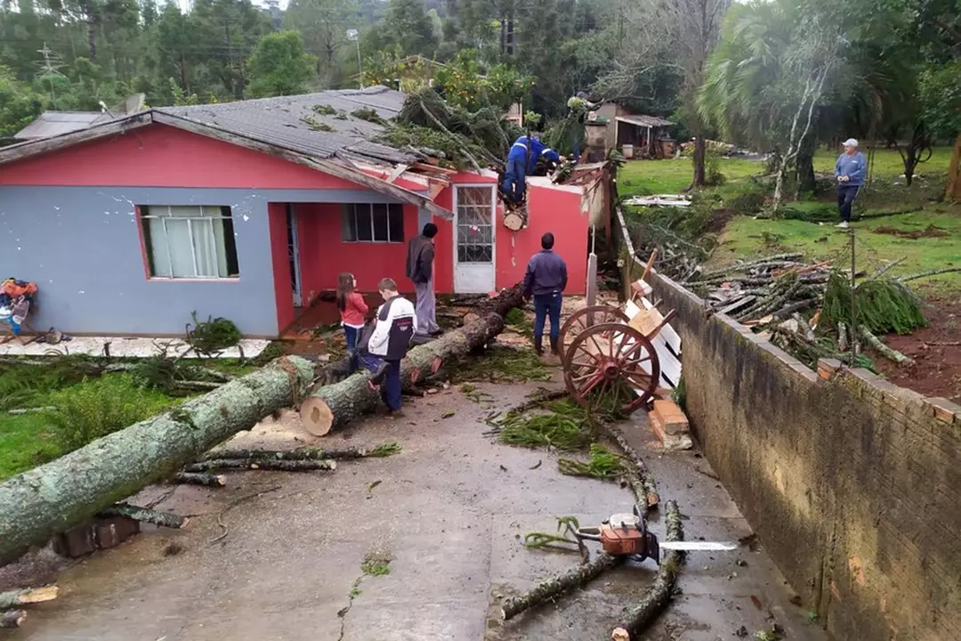 Ventos de até 86 km/h e queda de granizo Causam estragos no Paraná