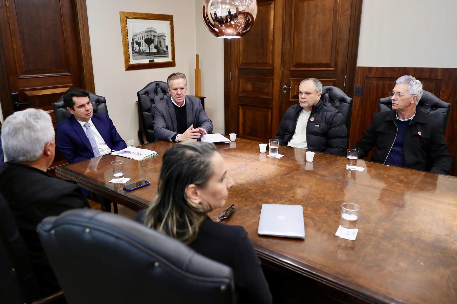 Deputado Luis Corti propõe criação de voucher para famílias comprarem material escolar no comércio local
