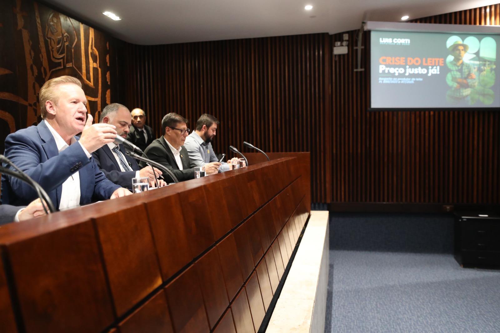 Deputados se unem em defesa do produtor de leite do PR