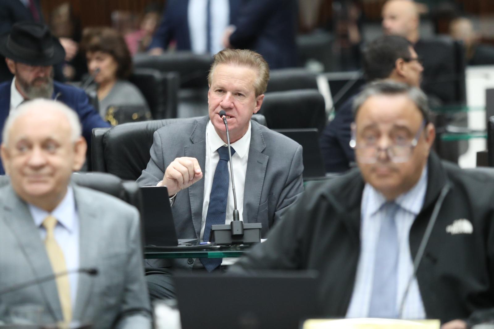 Projeto de Luis Corti que proíbe reidratação do leite em pó importado é aprovado na Assembleia Legislativa