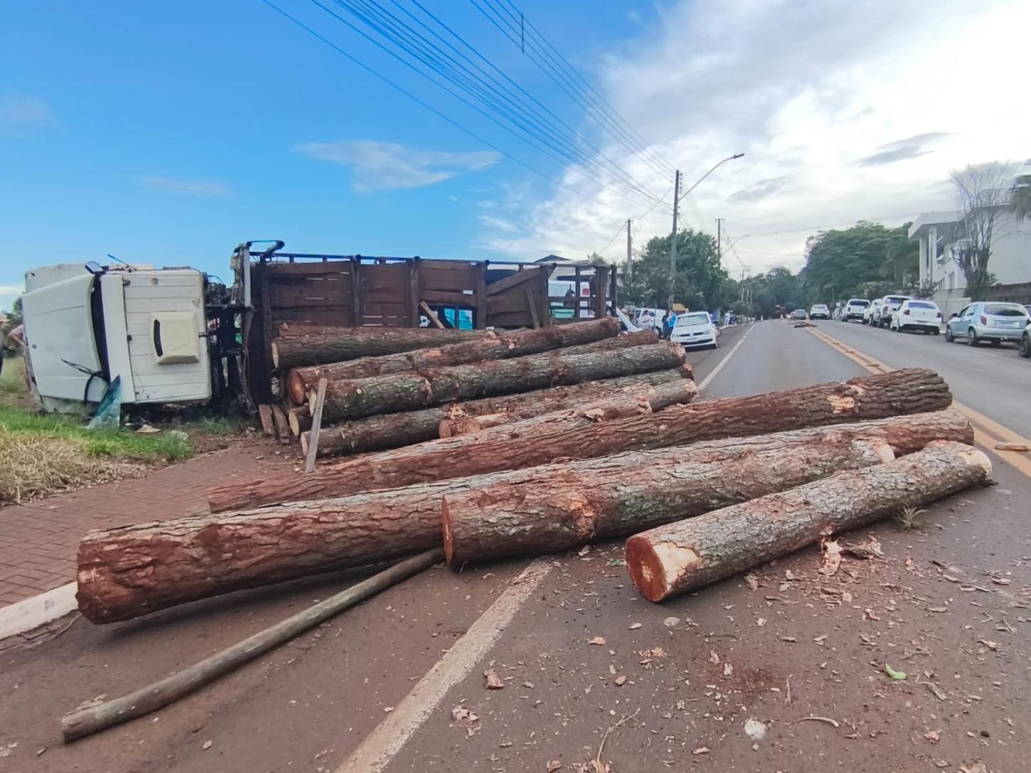 Motorista evita tragédia após tombamento de caminhão no centro de Verê