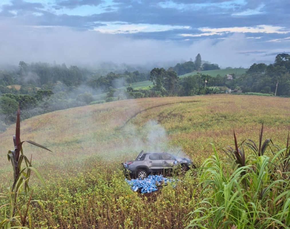 Perseguição termina com prisão e apreensão de carro furtado e cigarros contrabandeados em Beltrão