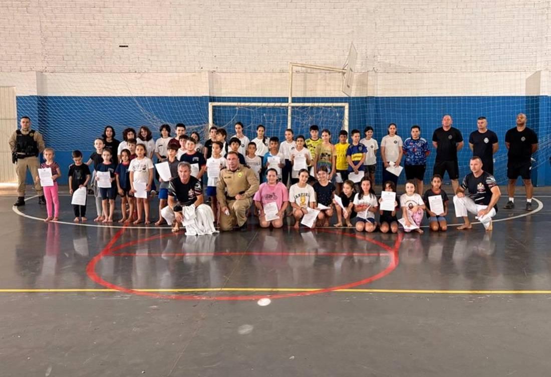 PMPR inicia projeto social de karatê para crianças e adolescentes em Dois Vizinhos