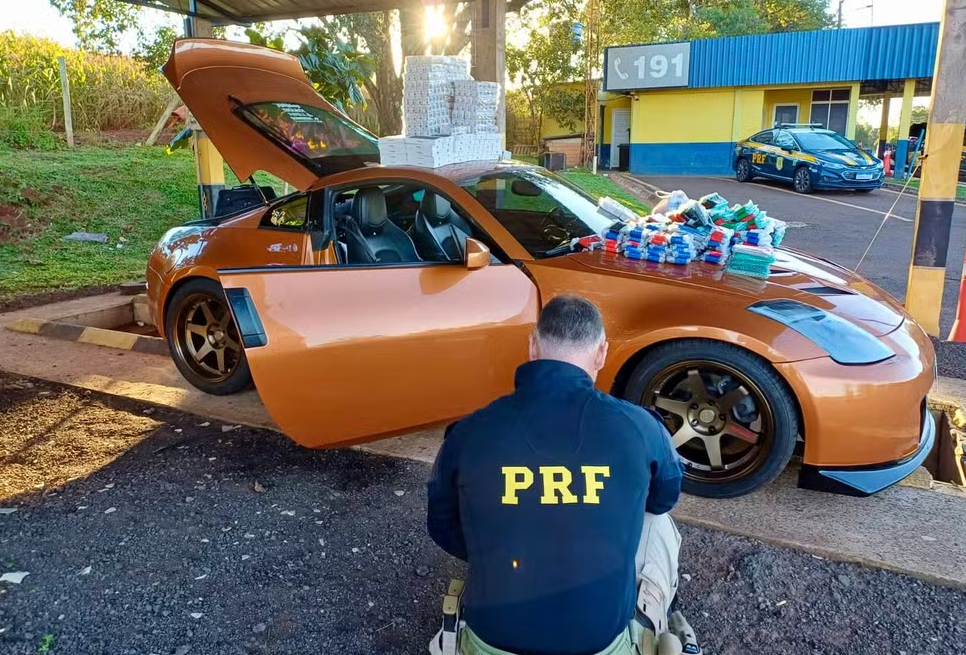 Homem pede para ir ao banheiro após abordagem da PRF e foge deixando carro esportivo