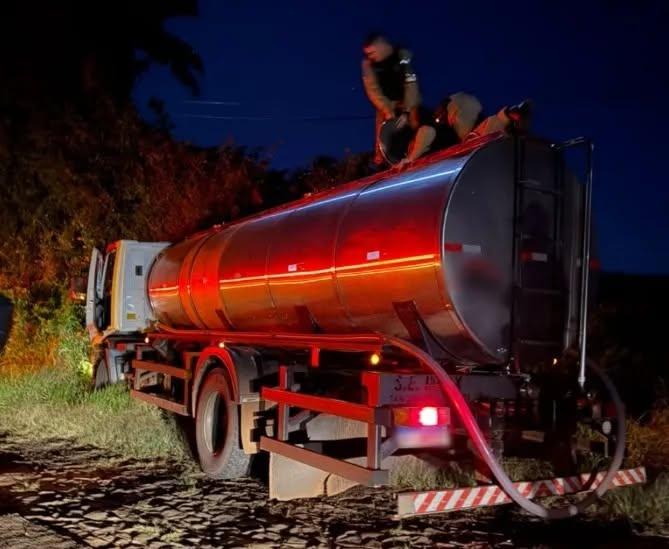 Motorista foge após perseguição e abandona caminhão com 160 caixas de cigarros contrabandeados